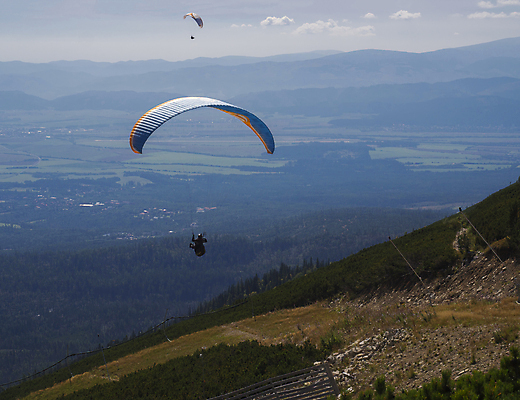 포토 JPG 해외이미지 주간 남자 백그라운드 하늘 한명 풍경 성인 야외 맑음 비행 낙하산 패러글라이딩 글라이더 슬로바키아 성인한명만 성인남자한명만 해외포토 자연요소 1 유럽 스포츠 날씨 사람 남자한명만 성인남자만 성인만 파일형식 이미지허브