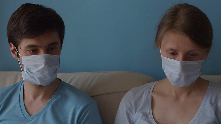 포토 JPG 해외이미지 백인 커플 남자 얼굴 가족 주택 실내 사랑 가면 안전 사람 성인 내부 두명 파란색 소파 약 건강관리 환경 방 닫기 보호 위험 예방 전염병 해외포토 서양인 감정 컬러 컨셉 의자 의학 관계 모션 건강 관리 건물 신체부위 질병 파일형식 이미지허브