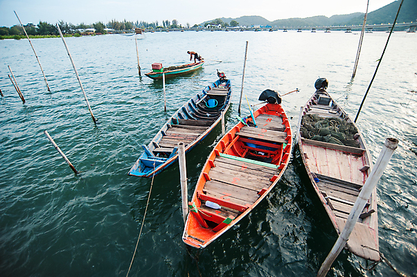 포토 JPG 해외이미지 구름 전통 산업 파도 바다 섬 여행 교통시설 모션 태국 자연 하늘 낚시 휴가 항해 풍경 사람없음 야외 목재 빨간색 물 여름 파란색 빛 반사 평화 일출 항구 맑음 소리 일몰 흰색 만 보트 작음 철 함선 모터 옛날 수평선 해외포토 자연요소 나무 계절 아시아 컬러 교통 컨셉 배_교통 재료 레저 날씨 노을 크기 시설 생태계 파일형식 이미지허브