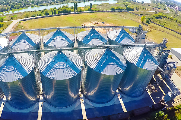 포토 JPG 해외이미지 식물 건축물 산업 밭 농업 밥 건조 갈대 옥수수 풍경 사람없음 건물 농장 금속 쓰레기통 시골 기둥 중앙 정상 낟알 컨테이너 엘리베이터 밀 창고 탱크 보리 객실 먼지 수납 짐차 방앗간 격납고 복잡 사일로 작살 철강 터미널 해외포토 건축 음식 컨셉 자동차 재질 곡류 파일형식 이미지허브