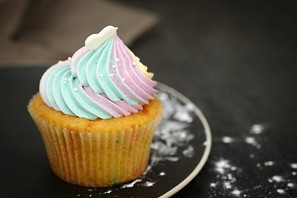 포토 JPG 해외이미지 접시 검은배경 실내 사람없음 달콤 컵케이크 해외포토 식기 백그라운드 내부 케이크 검은색 맛 파일형식 이미지허브