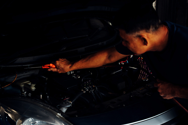 포토 JPG 해외이미지 자동차 사람 상반신 옆모습 어둠 잡기 변화 수리 엔진 자동차엔지니어 자동차정비 성인남자한명만 해외포토 육상교통 뷰포인트 컨셉 모션 엔지니어 남자한명만 성인남자만 파일형식 이미지허브