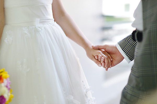 포토 JPG 해외이미지 백인 손 커플 여자 남자 행복 결혼 2 손가락 결혼식 함께함 사랑 사람없음 걷기 검은색 흰색 축하 반지 잡기 닫기 보석 약혼 해외포토 서양인 감정 컬러 컨셉 장신구 관계 모션 사람 이벤트 신체부위 광석 약속 파일형식 이미지허브