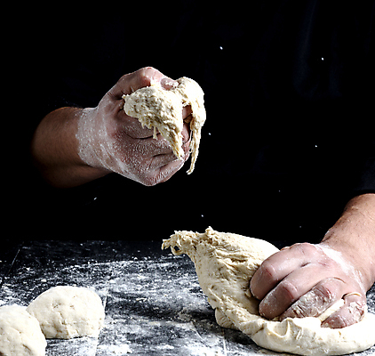 포토 JPG 해외이미지 손 빵 재료 탁자 검은배경 피자 실내 성인 신체부위 요리사 빵집 준비 만들기 밀가루 밀가루반죽 뜯기 해외포토 직업 음식 가구 백그라운드 모션 패스트푸드 서양음식 사람 내부 상점 검은색 가루 반죽 파일형식 이미지허브