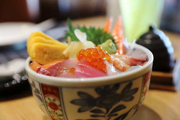 포토 JPG 해외이미지 접시 음식 요리 사람없음 초밥 회 게 신선 사발 고급 왕 해산물 홋카이도 연어 생강 생강초절임 해외포토 식기 컨셉 채소 갑각류 어류 일본 사기그릇 절임 일본음식 파일형식 이미지허브