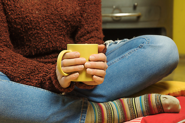 포토 JPG 해외이미지 백인 라이프스타일 여자 음료 베개 휴식 양말 주택 실내 따뜻함 한명 사람 앉기 빨간색 고요 머그컵 잡기 뜨거움 난로 스웨터 해외포토 서양인 1 컬러 컨셉 상의 침구 모션 내부 건물 생활 컵 난방기 파일형식 이미지허브