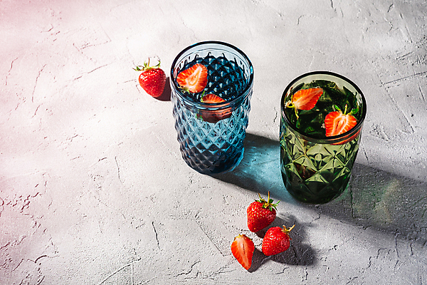 포토 JPG 해외이미지 음료 딸기 단면 잔 그림자 사람없음 물 파란색 빛 투명 녹색배경 콘크리트 해외포토 자연요소 식기 컬러 백그라운드 과일 초록색 파일형식 이미지허브