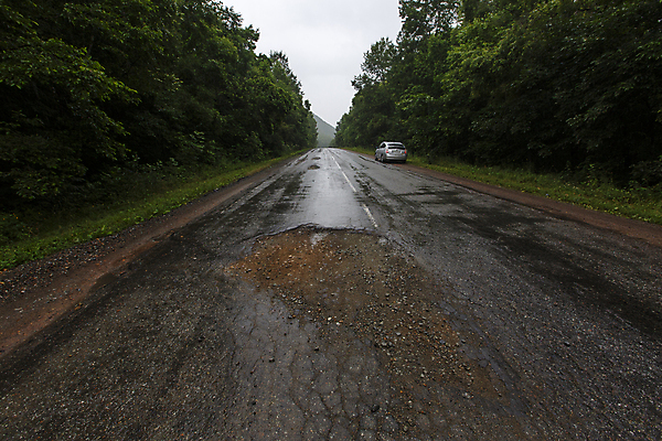 포토 JPG 해외이미지 도로 길 여행 자국 자동차 날씨 안전 사람없음 물 반사 검은색 손상 차도 젖음 도시 구멍 고속도로 냄비 숲 위험 큼 러시아 웅덩이 먼지 장면 지역 진흙 나쁜 길가 깨짐 러시아인 옛날 콘크리트 소름 해외포토 자연요소 서양인 감정 유럽 육상교통 컬러 컨셉 교통시설 솥 크기 파일형식 이미지허브