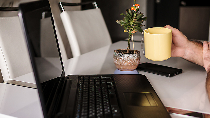 포토 JPG 해외이미지 백인 직업 학생 라이프스타일 여자 교육 남자 행복 종이 어린이 거실 인터넷 비즈니스 학교 가정 청소년 아파트 주택 실내 한명 미소 사람 앉기 성인 사람없음 10대 책 가로 노트북 스마트폰 스터디 컴퓨터 사무실 독서 주방 자료 방 시험 기록 업무 작업 기술자 연결 사이버 무선전화기 책상 분석 명상 교과서 준비 대학교 온라인 소셜미디어 온라인강의 해외포토 서양인 1 감정 가구 컨셉 모션 교재 표정 내부 건물 생활 전자제품 핸드폰 스마트기기 학습 강의 전화기 파일형식 언택트 이미지허브