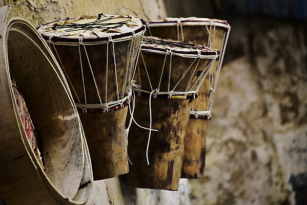 포토 JPG 해외이미지 전통 문화 음악 백그라운드 아프리카 타악기 미술 사람없음 목재 갈색 소리 흰색 기구 도구 원주민 가죽 피부 드럼 모로코 리듬 뮤지컬 아랍어 핸드메이드 해외포토 나무 나라 악기 컬러 재료 문화예술 신체부위 아프리카인 파일형식 이미지허브
