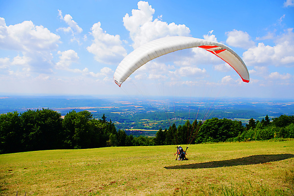 포토 JPG 해외이미지 주간 남자 백그라운드 하늘 한명 사람 풍경 성인 야외 맑음 비행 자신감 파일럿 낙하산 체코 패러글라이딩 글라이더 성인남자한명만 해외포토 자연요소 직업 1 감정 유럽 스포츠 날씨 남자한명만 성인남자만 파일형식 이미지허브