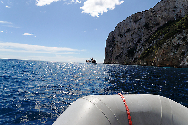 포토 JPG 해외이미지 모래 바다 섬 여행 자연 하늘 휴가 산 수영장 풍경 사람없음 야외 물 여름 파란색 햇빛 맑음 이탈리아 바위 만 동굴 지중해 당구 에메랄드 내추럴 터키석 해외포토 자연요소 계절 유럽 컬러 날씨 태양 구기 돌_바위 보석 생태계 파일형식 이미지허브