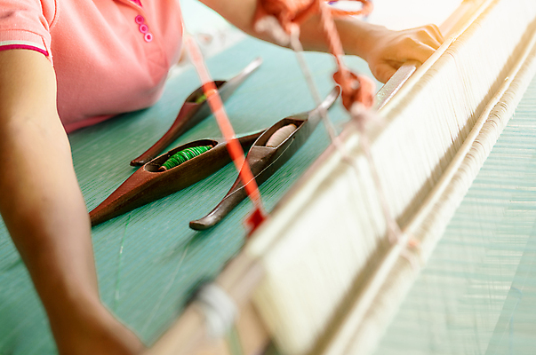 포토 JPG 해외이미지 전통 손 옷 여자 산업 아시아 문화 분홍색 여행 비즈니스 가정 태국 미술 사람 동양인 취미 사람없음 목재 초록색 기계 장비 공구 직물 면 업무 작업실 실 실크 짜임 수공예 짜기 핸드메이드 해외포토 나무 나라 컬러 재료 모션 문화예술 인종 신체부위 도구 작업 공예 파일형식 이미지허브