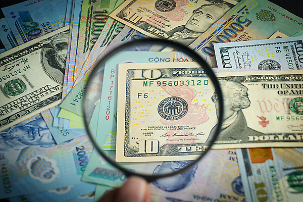 포토 JPG 해외이미지 종이 백그라운드 컨셉 지폐 돈 비즈니스 유리 성공 돋보기 동양인 사람없음 초록색 금융 경제 사무실 달러 쪽지 미국 저축 흰색 속임수 그룹 재산 확대 심볼 투자 결제 베트남 가치 계산서 세금 해외포토 컬러 북아메리카 재질 인종 동남아시아 파일형식 이미지허브