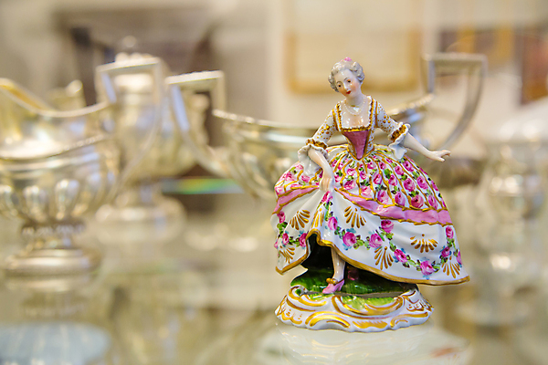 포토 JPG 해외이미지 디자인 드레스 여자 얼굴 인형 분홍색 백그라운드 컨셉 취미 사람없음 장식 금발 장난감 조각상 숫자 머리 머그컵 수확 골동품 춤 도자기 중세 우아함 수집 전시회 오브젝트 복고 기념품 백자 옛날 스타일 해외포토 문자 헤어스타일 옷 컬러 농업 문화예술 사람 신체부위 컵 조형물 전시 역사 파일형식 이미지허브