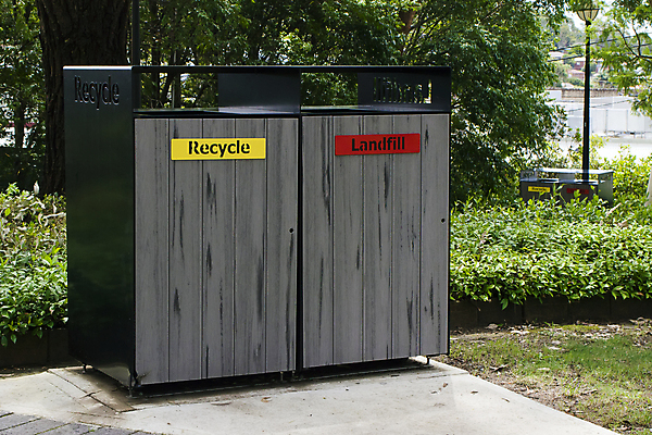 포토 JPG 해외이미지 나무 공원 사람없음 야외 빨간색 초록색 파란색 울타리 상자 환경 금속 정원 재활용 쓰레기통 캔 쓰레기 폐기물 컨테이너 플라스틱 오브젝트 서명 낭비 고립 생태학 해외포토 식물 공공시설 교육 산업 컬러 컨셉 재질 담장 친환경 파일형식 이미지허브