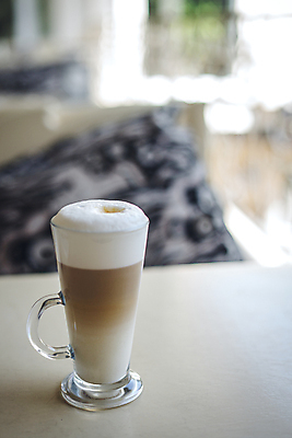 포토 JPG 해외이미지 접시 커피 음료 음식 백그라운드 유리 탁자 아침 휴식 디저트 건강 사랑 사람없음 목재 컵 여름 갈색 케이크 주방 식당 초콜릿 검은색 거품 카페 빵집 우유 흰색 신선 뜨거움 도자기 달콤 맛 아침식사 설탕 굽기 크림 아로마 바리스타 향 카푸치노 에스프레소 코코아 라떼 모카 아라비카 카페인 해외포토 주간 나무 직업 식기 계절 감정 컬러 가구 컨셉 재료 재질 유제품 상점 식사 구이 파일형식 이미지허브