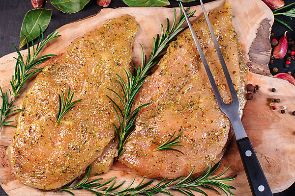 포토 JPG 해외이미지 접시 음식 조각 백그라운드 다이어트 재료 고추 건강 육류 요리 사람없음 빨간색 식사 저녁식사 치킨 신선 맛 바비큐 가슴 먹기 흰배경 유기농 날것 슬라이스 후추 칠면조 점심식사 단백질 생식 해외포토 식기 웰빙 컬러 컨셉 채소 식재료 모션 조류 신체부위 흰색 향신료 닭고기요리 영양소 파일형식 이미지허브