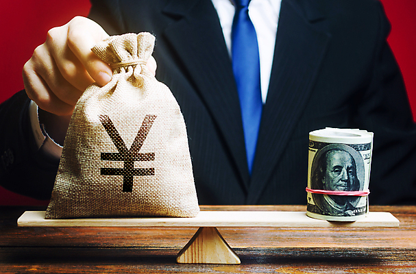 포토 JPG 해외이미지 남자 돈 한명 상반신 앞모습 금융 경제 달러 잡기 비교 돈자루 엔 돈다발 무역 수평저울 성인남자한명만 해외포토 1 산업 뷰포인트 컨셉 모션 저울 사람 재산 남자한명만 성인남자만 파일형식 이미지허브