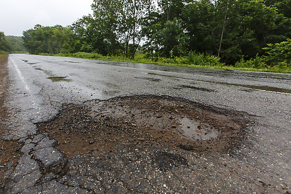 포토 JPG 해외이미지 도로 길 여행 자국 자동차 날씨 안전 사람없음 물 반사 검은색 손상 차도 젖음 도시 구멍 고속도로 냄비 숲 위험 큼 러시아 웅덩이 먼지 장면 지역 진흙 나쁜 길가 깨짐 러시아인 옛날 콘크리트 소름 해외포토 자연요소 서양인 감정 유럽 육상교통 컬러 컨셉 교통시설 솥 크기 파일형식 이미지허브