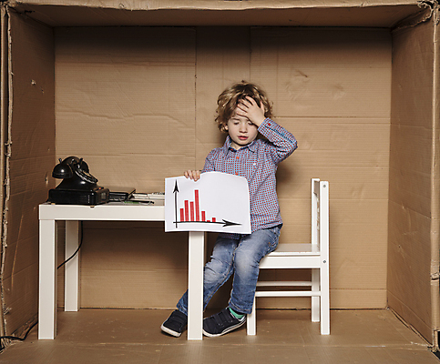 포토 JPG 해외이미지 전신 응시 남자 종이 어린이 비즈니스 스트레스 한명 들기 앉기 소년 앞모습 상자 사무실 업무 비즈니스맨 작음 경영자 투자 충격 보여주기 경영 깨짐 우울증 손짚기 소년만 소년한명만 해외포토 1 시선 뷰포인트 컨셉 모션 사람 손짓 작업 직장인 질병 크기 리더 남자만 남자한명만 어린이만 파일형식 이미지허브