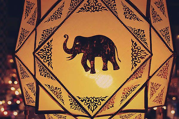 포토 JPG 해외이미지 전통 디자인 아시아 종교 백그라운드 불교 태국 매달리기 미술 사람없음 장식 빛 컬러풀 축제 어둠 축하 야간 심볼 빛망울 숭배 해외포토 자연요소 나라 컬러 컨셉 모션 문화예술 파일형식 이미지허브