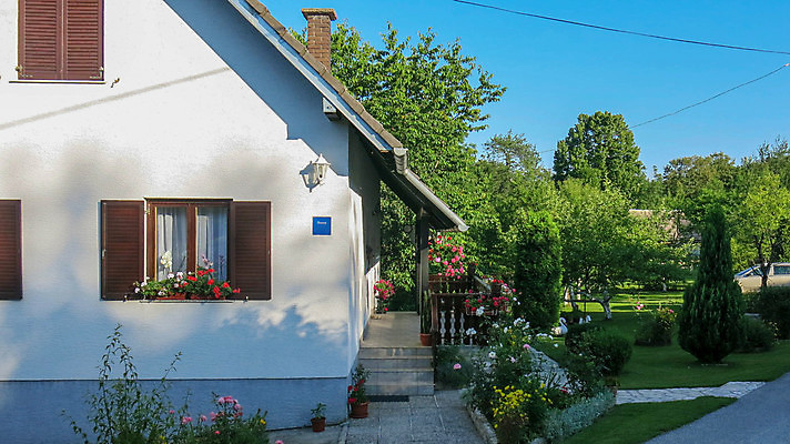 포토 JPG 해외이미지 라이프스타일 디자인 노년 유럽 여행 백그라운드 패턴 창문 호텔 휴가 거리 주택 사람 풍경 사람없음 야외 건물 장식 여름 파란색 햇빛 여행객 마을 흰색 시골 도시 블라인드 역사 은퇴 크로아티아 셔터 여관 연금 파라다이스 해외포토 건축물 계절 나라 컬러 무늬 숙소 성인 생활 태양 커튼 파일형식 이미지허브