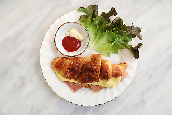 포토 JPG 해외이미지 접시 치즈 실내 사람없음 하이앵글 상추 케첩 크루아상 흰배경 햄 대리석 종지 마요네즈 햄치즈샌드위치 크루아상샌드위치 해외포토 그릇 식기 빵 뷰포인트 백그라운드 채소 재료 유제품 샌드위치 육류 내부 흰색 소스_음식 파일형식 이미지허브