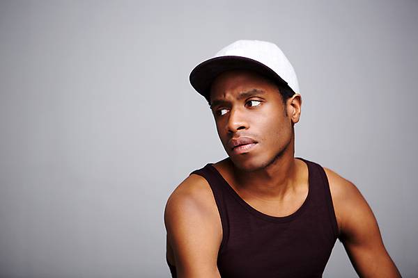 포토 JPG 해외이미지 모델 1 라이프스타일 응시 남자 얼굴 벽 백그라운드 휴식 한명 사람 성인 가로 머리 유행 우주 검은색 회색 표현 자신감 시원함 명상 노려봄 심각 진짜 캡모자 스타일 해외포토 모자_잡화 시선 감정 컬러 컨셉 표정 생활 신체부위 파일형식 이미지허브