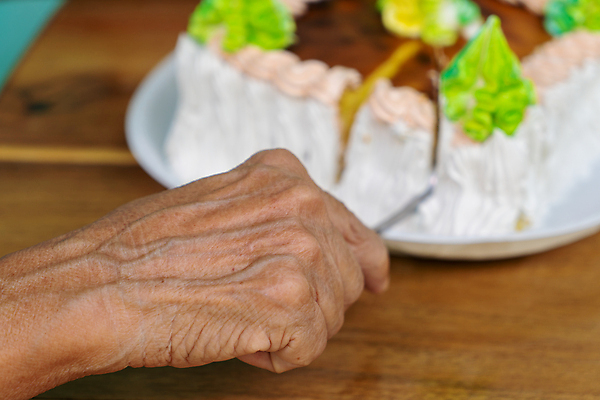 포토 JPG 해외이미지 접시 커플 열매 행복 커피 어린이 조각 신혼부부 탁자 엄마 디저트 기념 함께함 관리 사랑 사람 이벤트 사람없음 야외 가로 여름 케이크 식당 정원 식사 모임 축하 표현 잡기 원형 주름 아빠 칼 우아함 자르기 수집 옛날 접수 해외포토 도형 식물 식기 부부 계절 감정 음료 음식 가구 컨셉 가족 관계 모션 상점 신혼 파일형식 이미지허브