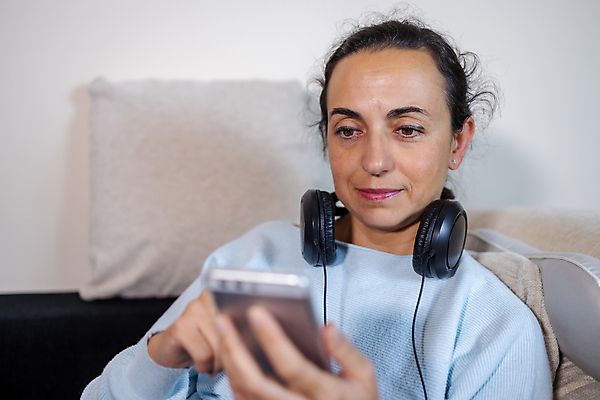 포토 JPG 해외이미지 1 라이프스타일 여자 행복 얼굴 음악 이어폰 통신 모바일 휴식 세포 한명 웃음 사람 성인 스마트폰 핸드폰 유행 헤드폰 듣기 표현 잡기 어플리케이션 전화기 스마트 셀룰러 해외포토 감정 음향기기 컨셉 모션 문화예술 표정 생활 신체부위 전자제품 스마트기기 파일형식 이미지허브