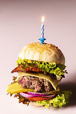 포토 JPG 해외이미지 음식 토마토 채소 재료 양파 오이 치즈 패스트푸드 샌드위치 육류 요리 사람없음 빨간색 식사 소고기 튀김 햄버거 클래식 맛 그릴 상추 바비큐 케첩 굽기 속도 유기농 깨 패티 루꼴라 번 오이피클 치즈버거 해로움 핸드메이드 해외포토 웰빙 빵 컬러 컨셉 식재료 주방용품 유제품 조미료 소스_음식 인스턴트 구이 피클 파일형식 이미지허브