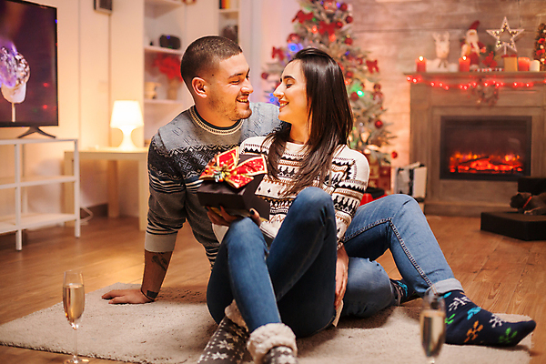 포토 JPG 해외이미지 백인 커플 여자 남자 행복 크리스마스 겨울 함께함 실내 선물 사랑 성인 두명 장식 상자 스웨터 성인만 해외포토 서양인 계절 기념일 감정 컨셉 상의 관계 사람 내부 파일형식 이미지허브