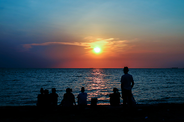 포토 JPG 해외이미지 여자 남자 행복 실루엣 바다 여행 휴가 함께함 여러명 야외 일몰 성인만 해외포토 감정 다수 컨셉 촬영기법 사람 노을 파일형식 이미지허브