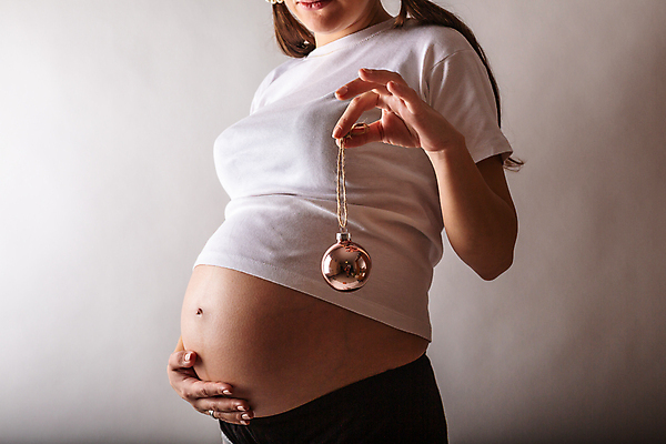 포토 JPG 해외이미지 여자 행복 어린이 백그라운드 크리스마스 겨울 엄마 휴가 새해 관리 사랑 한명 사람 장식 빨간색 부모 산타클로스 축제 희망 임산부 임신 흰색 축하 아기 기다림 12월 돌봄 해외포토 1 계절 기념일 감정 컬러 컨셉 가족 모션 날짜 파일형식 이미지허브