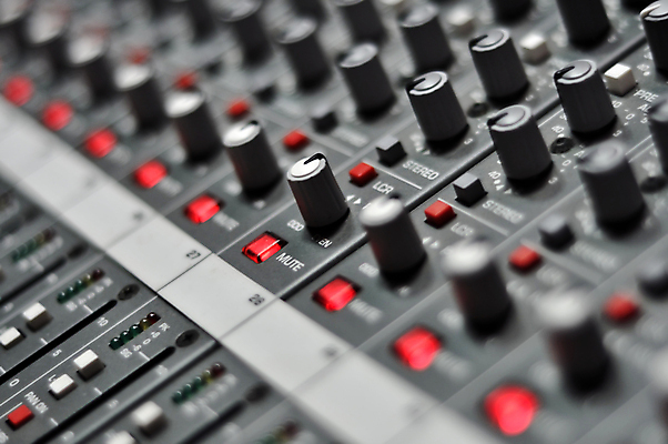 포토 JPG 해외이미지 직업 음악 파도 실내 사람없음 가로 빨간색 한개 디지털 소리 장비 회색 무대 볼륨 혼합 믹서 책상 클럽 전자 오디오 방송 아날로그 스테레오 섞기 제어 채널 프로듀서 해외포토 1 바다 컬러 가구 문화예술 내부 전자제품 파일형식 이미지허브