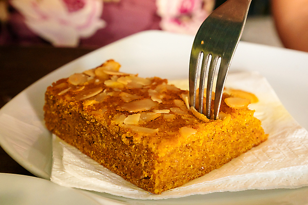 포토 JPG 해외이미지 전통 접시 커피 음식 조각 포크 부분 디저트 사람없음 갈색 노란색 케이크 빵집 견과류 닫기 달콤 아침식사 굽기 아몬드 타르트 페스츄리 핸드메이드 해외포토 식기 음료 빵 컬러 모션 상점 식사 맛 구이 파이_빵 파일형식 이미지허브