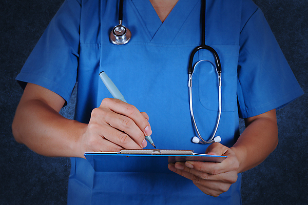 JPG 해외이미지 유니폼 의학 청진기 검은배경 병원 들기 상반신 성인 앞모습 펜 간호사 의사 기록 디지털합성 서류판 성인한명만 해외포토 포토 옷 뷰포인트 백그라운드 의료기기 모션 사람 필기구 사무용품 검은색 의료진 성인만 파일형식 이미지허브