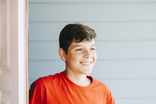 포토 JPG 해외이미지 주간 백인 1 라이프스타일 남자 행복 얼굴 어린이 백그라운드 티셔츠 자연 한명 웃음 사람 야외 10대 가로 빨간색 금발 햇빛 머리 문 기댐 흰색 치아 떨어짐 어깨 캘리포니아 사춘기 해외포토 자연요소 서양인 헤어스타일 감정 컬러 컨셉 셔츠 모션 청소년 표정 생활 신체부위 태양 미국 소화기관 생태계 파일형식 이미지허브