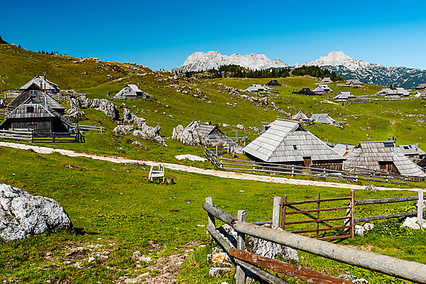 포토 JPG 해외이미지 전통 라이프스타일 계절 유럽 여행 농업 건축양식 자연 하늘 산 협상 풍경 사람없음 야외 목재 초록색 파란색 농장 마을 하이킹 탐험 시골 보호 언덕 시골집 알프스 발칸반도 밭일 생태학 슬로베니아 특별함 해외포토 나무 교육 건축 나라 산업 컬러 컨셉 비즈니스 재료 레저 주택 생활 생태계 파일형식 이미지허브