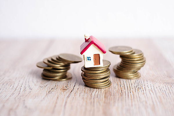 포토 JPG 해외이미지 모델 손 백그라운드 컨셉 돈 비즈니스 사다리 설계 주택 사람없음 건물 금융 경제 세일 쌓기 동전 저축 성장 시장 재산 구매 위험 가격 중개인 투자 파운드 가치 대여 대출 빚 개발 경영 렌탈 세금 진짜 해외포토 직업 건축물 모션 신체부위 쇼핑 도구 파일형식 이미지허브