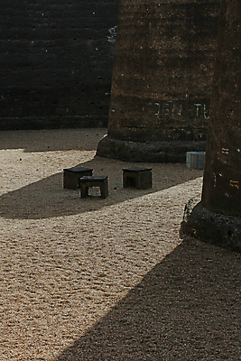 포토 JPG 해외이미지 전신 남자 산업 모래 유니폼 2 농업 건축양식 공장 안전 사람 사람없음 뒷모습 파란색 노란색 탑 금속 기계 장비 업무 제조 컨테이너 버리기 상업 탱크 시멘트 수납 무거움 발판 고용 실린더 옛날 철강 콘크리트 해외포토 건축물 옷 건축 뷰포인트 컬러 공업 모션 재질 구직 작업 무게 채용 파일형식 이미지허브