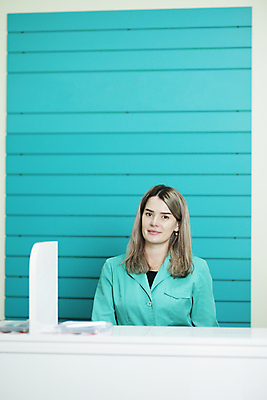 포토 JPG 해외이미지 여자 유니폼 실내 병원 한명 서기 상반신 성인 앞모습 간호사 의사 성인여자한명만 해외포토 1 옷 뷰포인트 의학 모션 사람 내부 의료진 여자한명만 성인여자만 파일형식 이미지허브