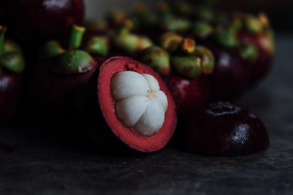 포토 JPG 해외이미지 검은배경 단면 실내 근접촬영 사람없음 아웃포커스 열대과일 망고스틴 해외포토 뷰포인트 백그라운드 과일 촬영기법 내부 검은색 파일형식 이미지허브