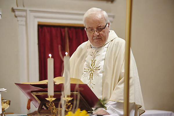 포토 JPG 해외이미지 전통 손 커플 드레스 남자 아시아 기독교 종교 문화 여행 결혼 백그라운드 십자가 결혼식 휴가 기념 관리 사랑 한명 사람 성당 교회 축제 흰색 기도 축하 사찰 예수 의식 영혼 성직자 심볼 신성 숭배 신앙심 행진 해외포토 1 옷 감정 나라 컬러 컨셉 관계 종교건축 모션 이벤트 건물 신체부위 신_종교 파일형식 이미지허브