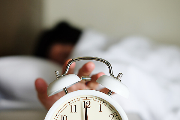 포토 JPG 해외이미지 라이프스타일 손 여자 시계 백그라운드 컨셉 베개 탁자 아침 휴식 스트레스 주택 실내 피곤 사람 성인 사람없음 침실 방 자명종 종 짜증 침대 반지 시간 잠 속도 낮잠 공포 팔 게으름 습관 7 거짓말 경보 마감 취침시간 안락 해외포토 주간 감정 가구 장신구 침구 내부 건물 생활 신체부위 숫자 알람 파일형식 이미지허브
