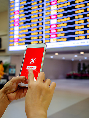 포토 JPG 해외이미지 손 응시 여행 컨셉 비즈니스 손가락 교통시설 모바일 휴가 비행기 관리 사람없음 빨간색 빛 스마트폰 핸드폰 스크린 모니터 터치 정보 흰색 시간 공항 도착 무선전화기 확인 출발 승객 편리함 쉬운 체크인 터미널 해외포토 시선 컬러 교통 항공교통 대중교통 신체부위 전자제품 스마트기기 컴퓨터 전화기 시설 파일형식 이미지허브