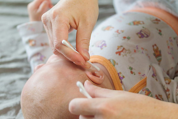 포토 JPG 해외이미지 백인 손 여자 어린이 신체 가족 엄마 새로움 건강 한명 사람 소년 치료 약 흰색 아기 신생아 질병 작음 피부 예방 귀 결백 돌봄 위생관리 해외포토 서양인 1 남자 컬러 컨셉 의학 관계 모션 관리 신체부위 크기 파일형식 이미지허브