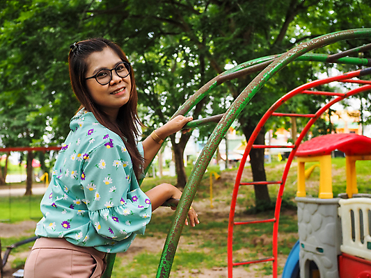 포토 JPG 해외이미지 나무 백인 모델 1 라이프스타일 응시 공원 여자 행복 여행 신체 휴식 갈색머리 한명 미소 사람 앉기 성인 야외 초록색 여름 유행 바위 가득함 내추럴 해외포토 서양인 식물 헤어스타일 시선 계절 공공시설 감정 컬러 컨셉 모션 표정 생활 돌_바위 파일형식 이미지허브