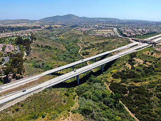포토 JPG 해외이미지 산업 도로 교통수단 여행 곡선 건축양식 교통시설 자동차 자연 하늘 거리 안테나 풍경 경사 사람없음 야외 초록색 파란색 계곡 운전 성장 시골 고속도로 연결 교차로 언덕 캘리포니아 일렬 커뮤니티 짐차 공학 혁명 구름다리 조감도 해외포토 교육 건축 길 선 육상교통 컬러 교통 컨셉 통신 모션 미국 다리_건축물 시설 생태계 파일형식 이미지허브
